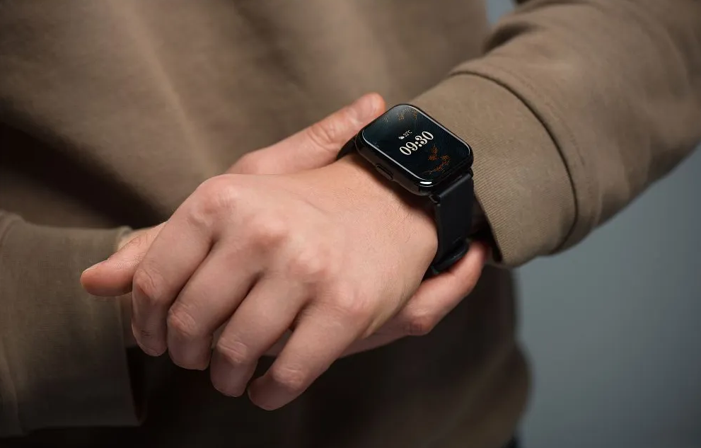 Czarny smartwatch na nadgarstku