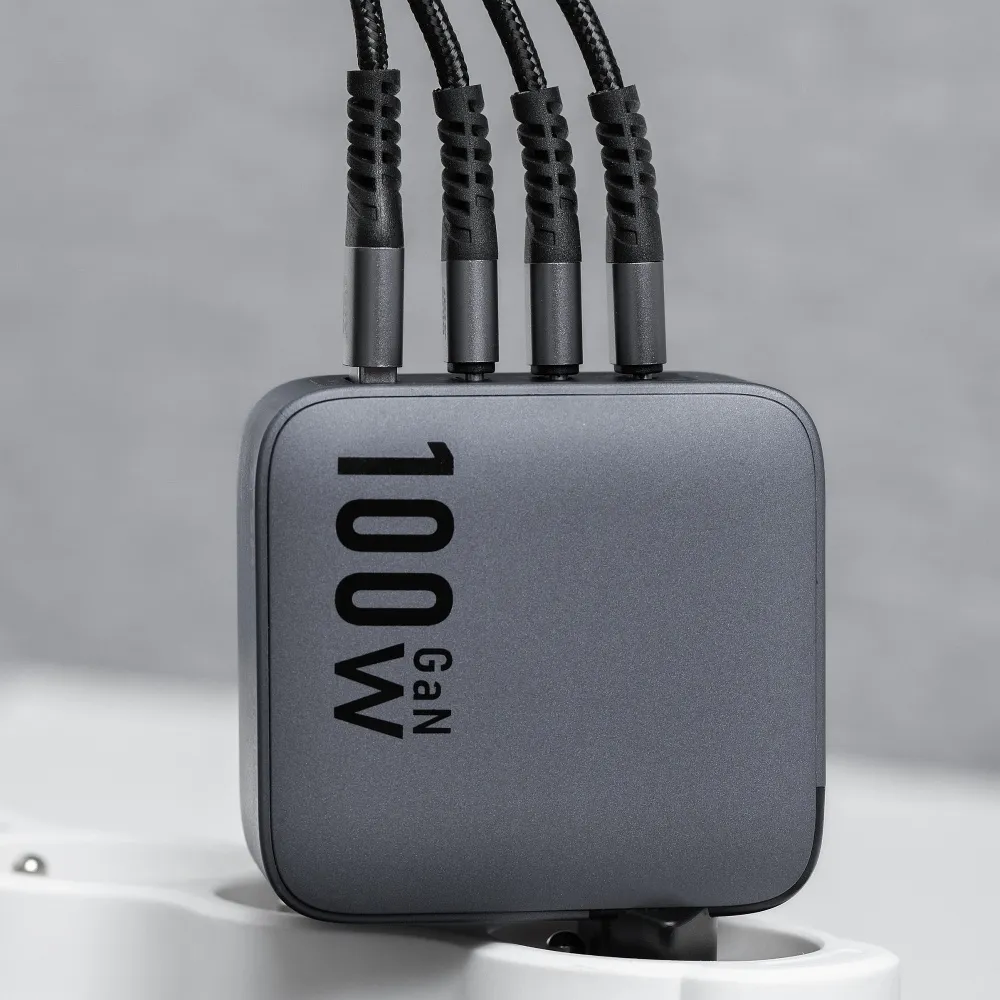 Czarna ładowarka z wieloma kablami