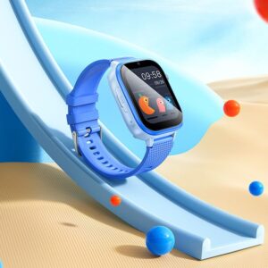 Niebieski smartwatch dla dziecka z kolorowym ekranem, zaprezentowany na jasnym, dziecięcym tle.
