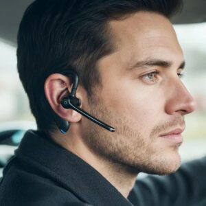 Mężczyzna w samochodzie korzysta ze słuchawki Bluetooth do rozmów